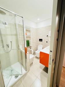 贝加莫Smart House Rooms Luxury的一间带玻璃淋浴和卫生间的浴室