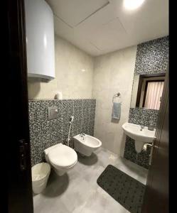 安曼Luxurious cozy apartment的一间带卫生间和水槽的浴室