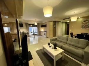安曼Luxurious cozy apartment的客厅配有沙发和桌子
