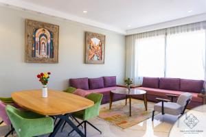 马拉喀什Villa Boutique Amani的客厅配有紫色沙发和桌子