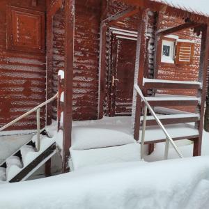 沃尔托普VILA DARIA的小屋楼梯上积雪的房间