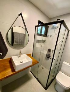 伊利亚贝拉Villa Julião的一间带水槽和镜子的浴室