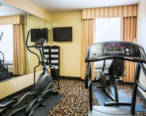 新布朗费尔斯新布劳恩费尔斯酒店及套房的酒店客房带健身房,带两辆健身自行车