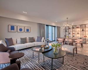 科威特Grand Hyatt Kuwait Residences的客厅配有沙发和桌子