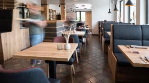 锡默拉特Ferienpark Rursee的餐厅设有木桌和蓝色椅子