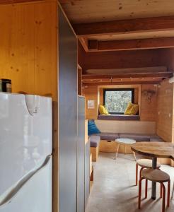 楼尔Tiny House Loule Algarve的厨房以及带冰箱和桌子的用餐室。