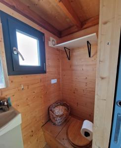 楼尔Tiny House Loule Algarve的小木屋内带卫生间的浴室