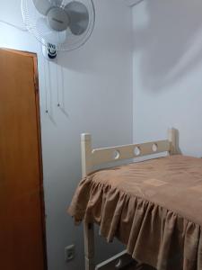 马尔多纳多Casa Amplio Jardín - Centro Maldonado的卧室配有一张床铺,墙上装有风扇