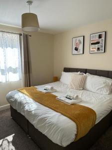 斯特劳德Lovely 2-Bed Apartment in Stroud的一间卧室配有一张大床,上面放有两个托盘