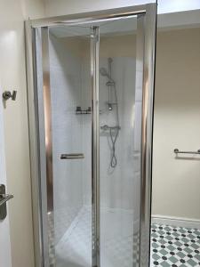 斯特劳德Lovely 2-Bed Apartment in Stroud的浴室里设有玻璃门淋浴