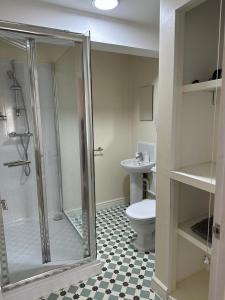 斯特劳德Lovely 2-Bed Apartment in Stroud的带淋浴、卫生间和盥洗盆的浴室