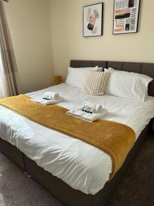 斯特劳德Lovely 2-Bed Apartment in Stroud的一张大床,上面有两条毛巾
