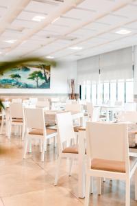 费雷列斯洛阿费雷列斯酒店的一间设有白色椅子和桌子的用餐室