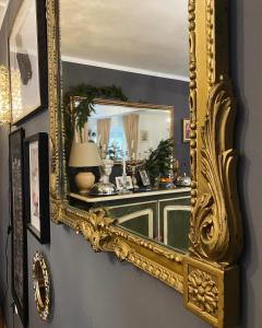 布什泰尼Bohemian Chalet的挂在墙上的金色华丽镜子