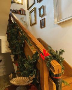 布什泰尼Bohemian Chalet的楼梯上带有圣诞花圈的楼梯