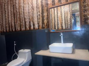 基林多尼Maweni CoralBay Beach Villa的浴室配有白色卫生间和盥洗盆。