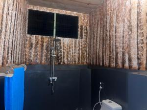 基林多尼Maweni CoralBay Beach Villa的带淋浴和卫生间的浴室