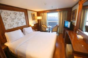 卢克索Orient MS Grand Rose的一间卧室配有一张大床和电视