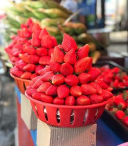 潘奇加尼Serinity Cliff的市场里一束红篮草莓