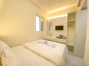 NgadipuroNooris Inn Guest House的一间卧室配有一张床,床上有毛巾