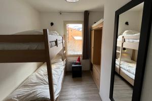 伊索拉2000Refuge des Vues Alpines Isola 2000的客房设有两张双层床和镜子