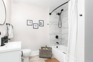 南本德South Bend Serenity: Freshly Renovated 3BR 2mi ND的带淋浴和卫生间的白色浴室
