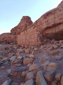 DisahRum Bedouin House的岩石和山的岩石地