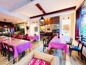 萨帕凯特景致酒店的配有桌椅和粉红色桌子的餐厅