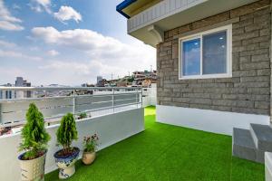 首尔Haiyan SKY的阳台拥有绿色的草和植物