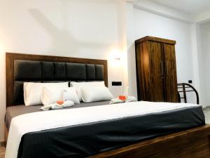 韦利格默维里加玛海湾别墅的一间卧室配有一张大床和木制床头板