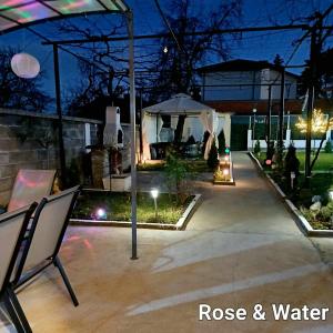 帕维尔巴尼亚Rose & Water Guest house的花园(带凉亭)
