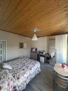 格拉达拉La Casa di Mimmo的一间卧室设有一张床和木制天花板