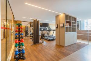 巴西利亚Ramada by Wyndham Brasilia Alvorada的一间设有健身房的房间,里面配有一系列设备