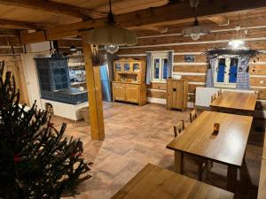 捷克布杰约维采Boutique Cottage Tkalcovna的一间铺有木地板并配有木桌的用餐室