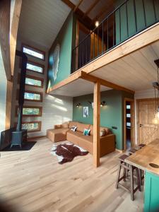 ZhurakyThe Sunset Cabin будиночок з Чаном的一间带楼梯和沙发的客厅