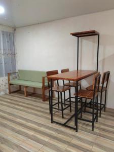 拉克鲁斯Papaturro House的配有桌椅和长凳的房间