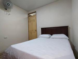 拉克鲁斯Papaturro House的一间卧室配有一张带木制床头板的床和窗户。