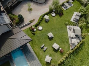 卡雷扎湖Hotel Alpenrose的享有带桌椅的庭院的空中景致
