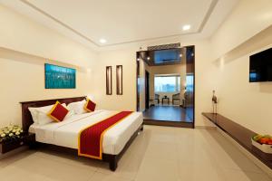 班加罗尔Clover - A Rivido Hotel Jigani的一间带大床的卧室和一个阳台