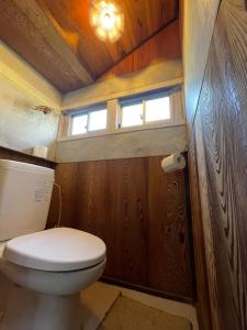 Murotsuギャラリー宿　INNAHOUSE ANDAGALLERY的一间带卫生间和窗户的小浴室