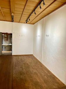 Murotsuギャラリー宿　INNAHOUSE ANDAGALLERY的一间空空房间,拥有白色的墙壁和木制天花板