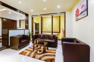 班加罗尔Clover - A Rivido Hotel Jigani的客厅配有两张真皮座椅和一张桌子