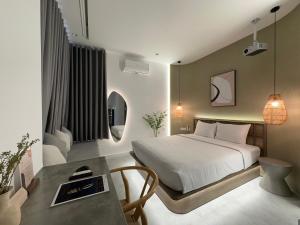 胡志明市KIN WANDER - Tân Phong的卧室配有一张床和一张桌子
