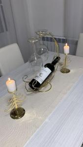 梅斯特Casa di sara的一张桌子,上面放着眼镜,还有一瓶葡萄酒和蜡烛