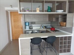 La ChimbaDepartamento Antofagasta. Playa privada的厨房配有柜台和凳子