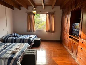 利马Habitacion doble vista a la Huaca Miraflores的一间卧室配有两张床和一台平面电视