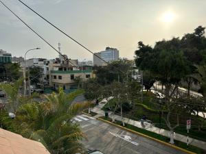利马Habitacion doble vista a la Huaca Miraflores的享有树木和建筑的城市街道景色
