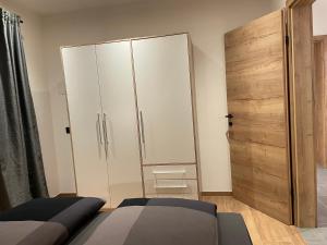 莱奥冈Appartement Bergsicht的一间卧室设有大衣柜和一张床