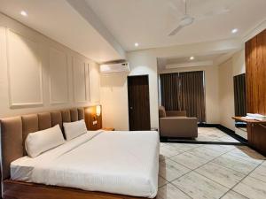斋浦尔Hotel Saaj Mansion的卧室配有白色的床