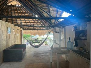 Playa Punta ArenaPunta Arena EcoHostal & EcoFit - Your Eco-Friendly Oasis 02的一间位于客房中间的带吊床的厨房
